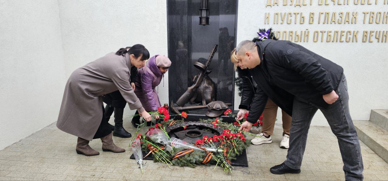 3 декабря в День Неизвестного солдата совместно с сотрудниками отдела жизнеобеспечения города Вахрушево, активистами партии «Единая Россия» посетила мемориальный комплекс на реке Миус, возложила цветы и почтила минутой... 3 декабря в День Неизвестного солдата совместно с сотрудниками отдела жизнеобеспечения города Вахрушево, активистами партии «Единая Россия» посетила мемориальный комплекс на реке Миус, возложила цветы и почтила минутой...