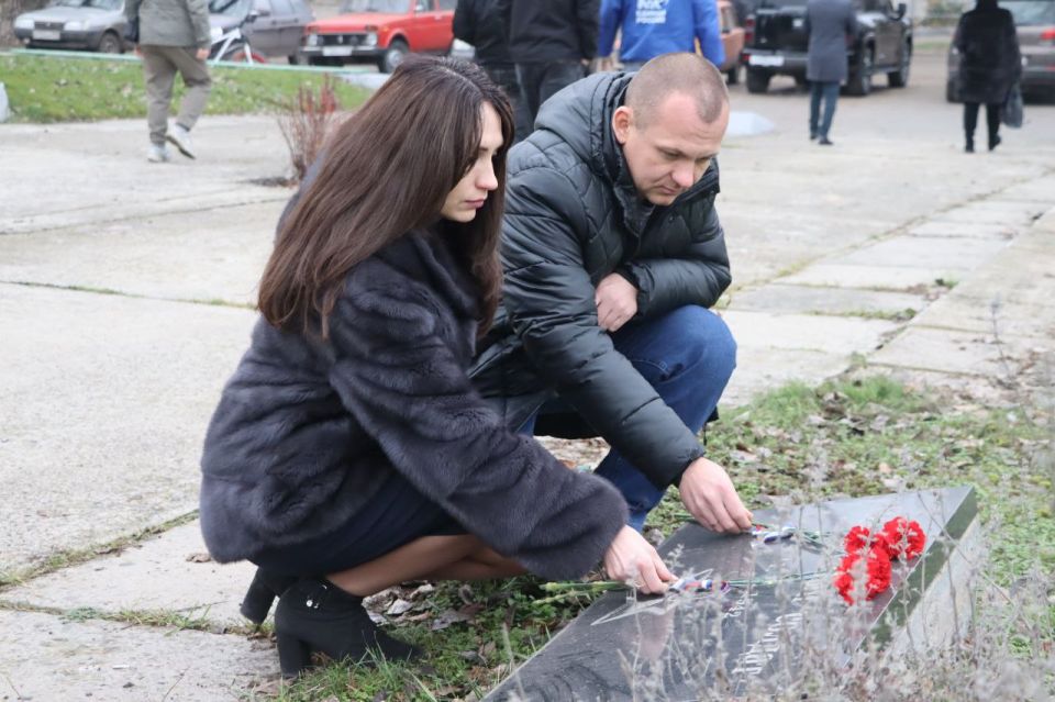 Северодончане почтили память погибших героев в День Неизвестного Солдата Северодончане почтили память погибших героев в День Неизвестного Солдата