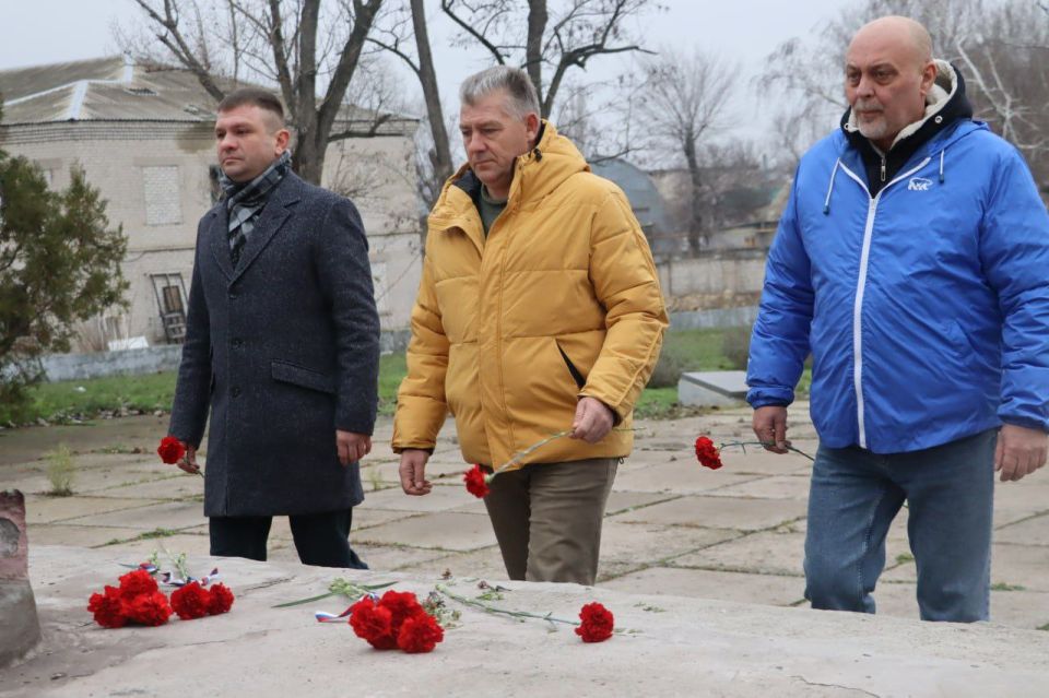 В Северодонецке единороссы почтили подвиг Неизвестного солдата В Северодонецке единороссы почтили подвиг Неизвестного солдата
