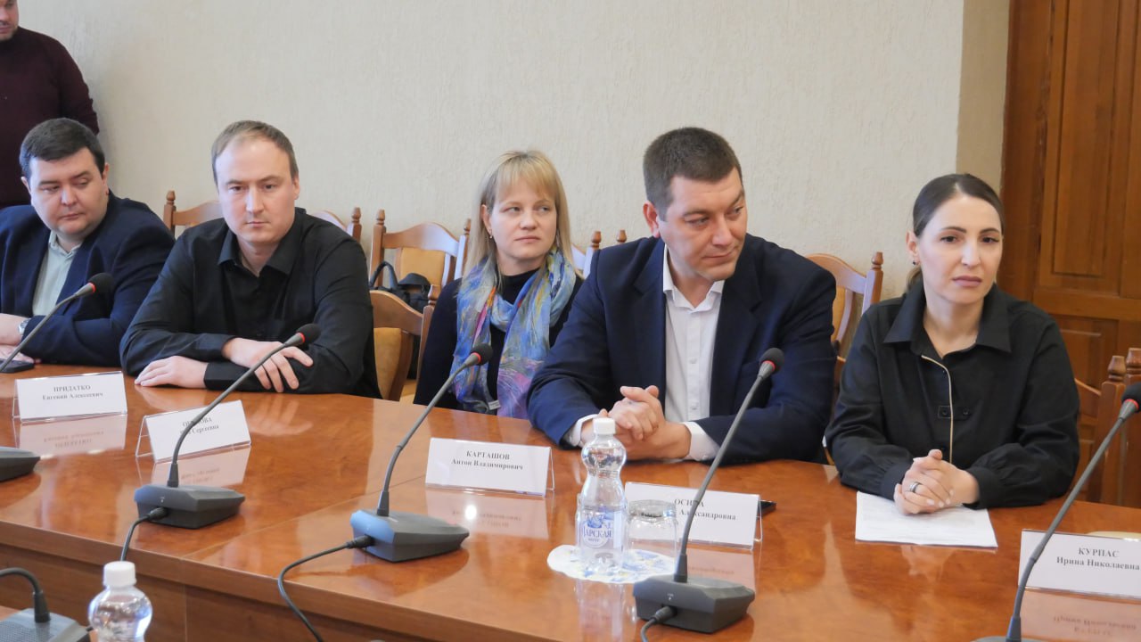 Сегодня в Администрации города вручили удостоверения Семейных кураторов Сегодня в Администрации города вручили удостоверения Семейных кураторов