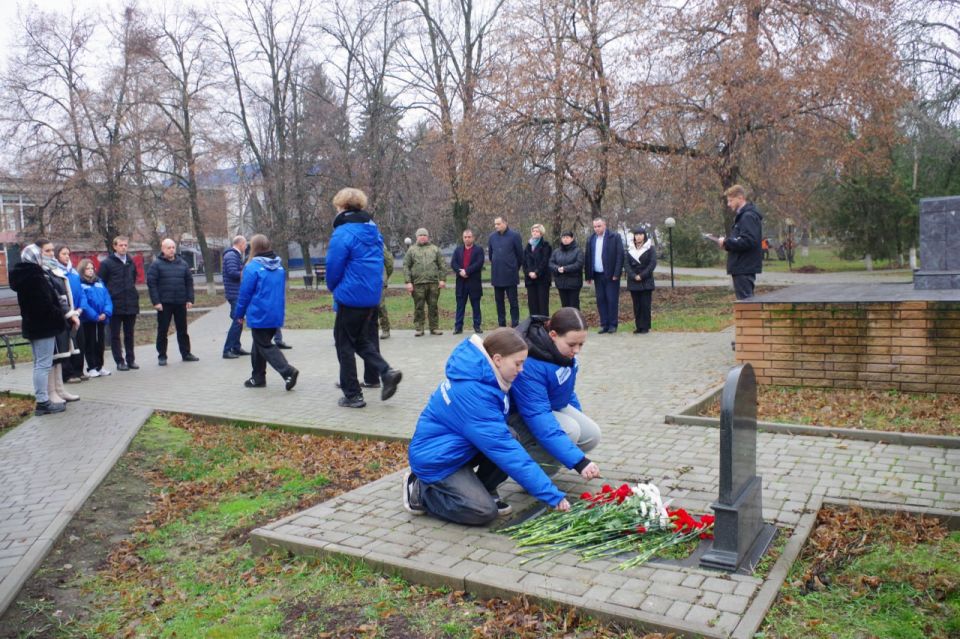 В честь исторической даты — Дня Неизвестного солдата, который традиционно отмечается 3 декабря, в Славяносербске возложили цветы к памятному знаку В честь исторической даты — Дня Неизвестного солдата, который традиционно отмечается 3 декабря, в Славяносербске возложили цветы к памятному знаку