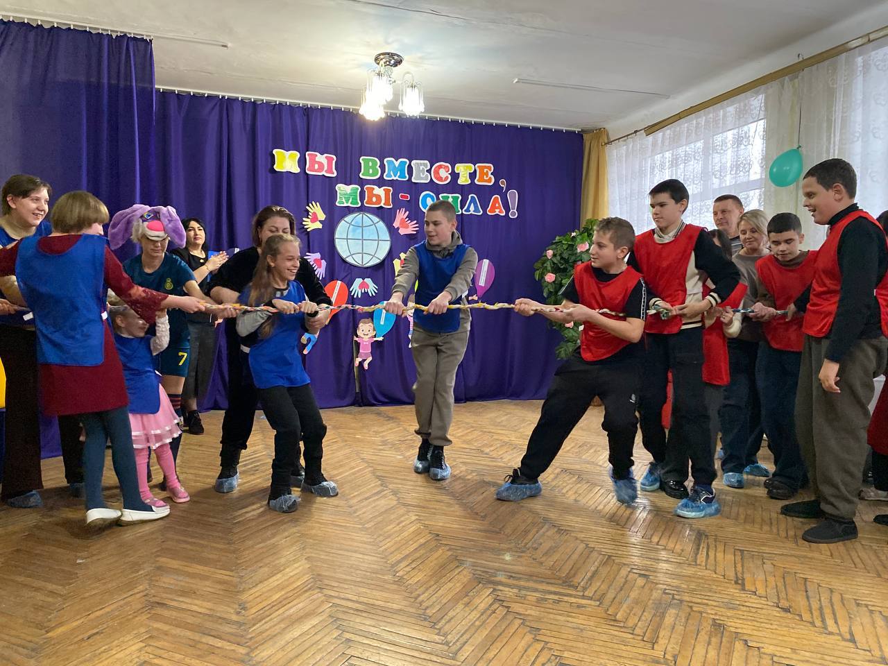Праздник «Мы вместе, мы — сила» в Антрацитовском центре социального обслуживания населения Праздник «Мы вместе, мы — сила» в Антрацитовском центре социального обслуживания населения