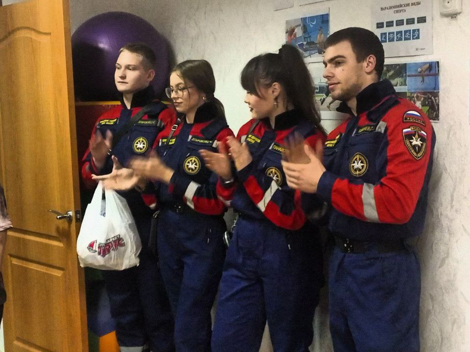 Сегодня добровольцы ССО «Молодогвардеец» ЛугРО ВСКС, студенты Краснодонского факультета инженерии и менеджмента (филиал) ЛГУ имени В. Даля посетили Краснодонское отделение Республиканского центра социальной реабилитации...