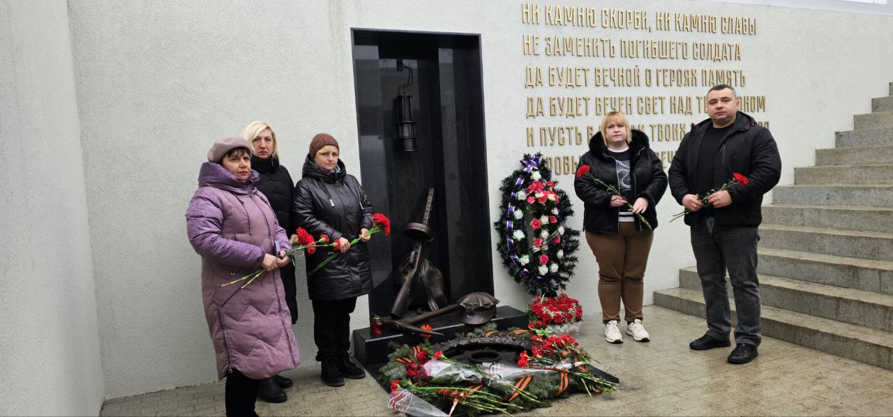 3 декабря в День Неизвестного солдата совместно с сотрудниками отдела жизнеобеспечения города Вахрушево, активистами партии «Единая Россия» посетила мемориальный комплекс на реке Миус, возложила цветы и почтила минутой... 3 декабря в День Неизвестного солдата совместно с сотрудниками отдела жизнеобеспечения города Вахрушево, активистами партии «Единая Россия» посетила мемориальный комплекс на реке Миус, возложила цветы и почтила минутой...