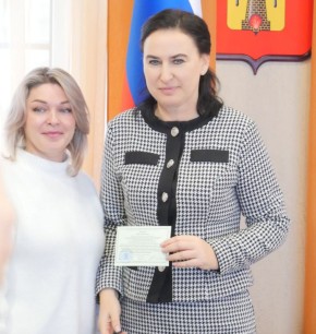 Сегодня в Администрации города вручили удостоверения Семейных кураторов