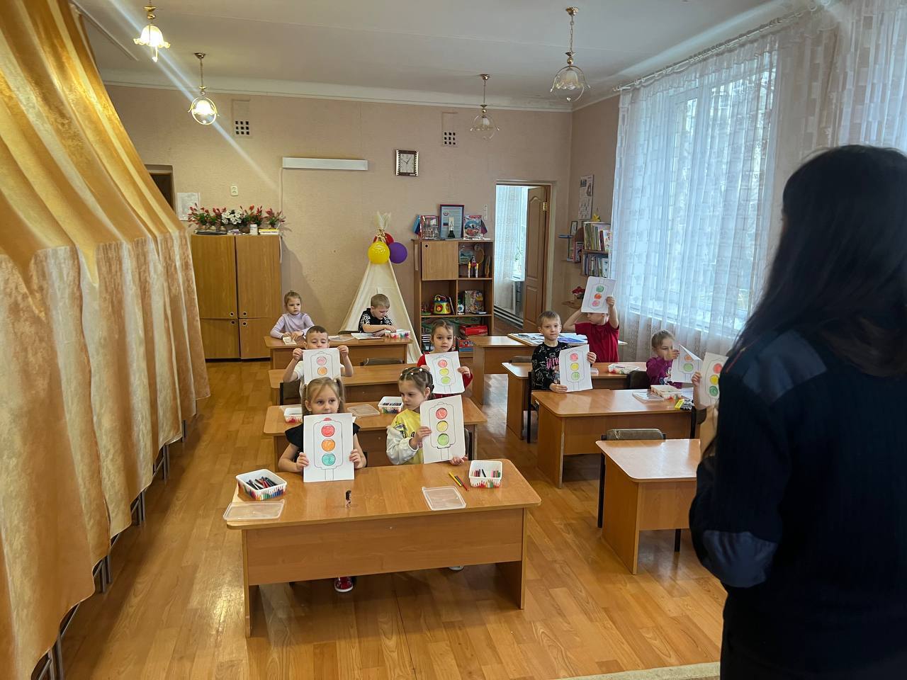 В Краснодоне сотрудники ГИБДД провели профилактическую беседу по безопасности дорожного движения для дошкольников В Краснодоне сотрудники ГИБДД провели профилактическую беседу по безопасности дорожного движения для дошкольников