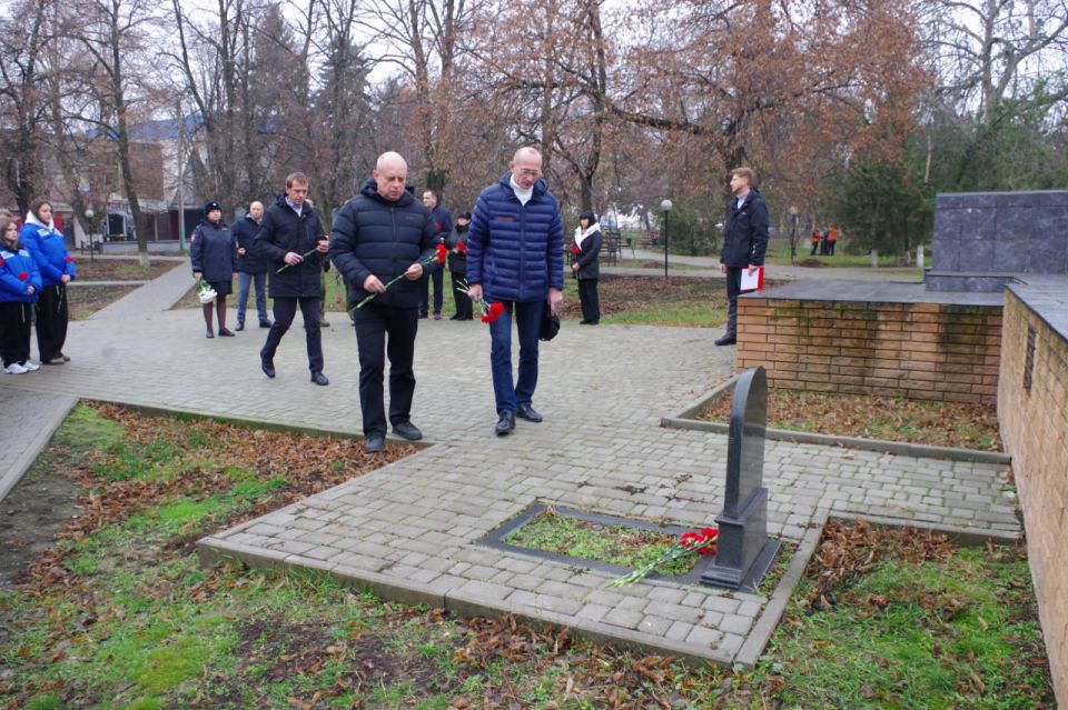 Сергей Крамаренко: В честь исторической даты — Дня Неизвестного солдата, который традиционно отмечается 3 декабря, с уважением принял участие в возложении цветов к памятному знаку павшим героям Сергей Крамаренко: В честь исторической даты — Дня Неизвестного солдата, который традиционно отмечается 3 декабря, с уважением принял участие в возложении цветов к памятному знаку павшим героям
