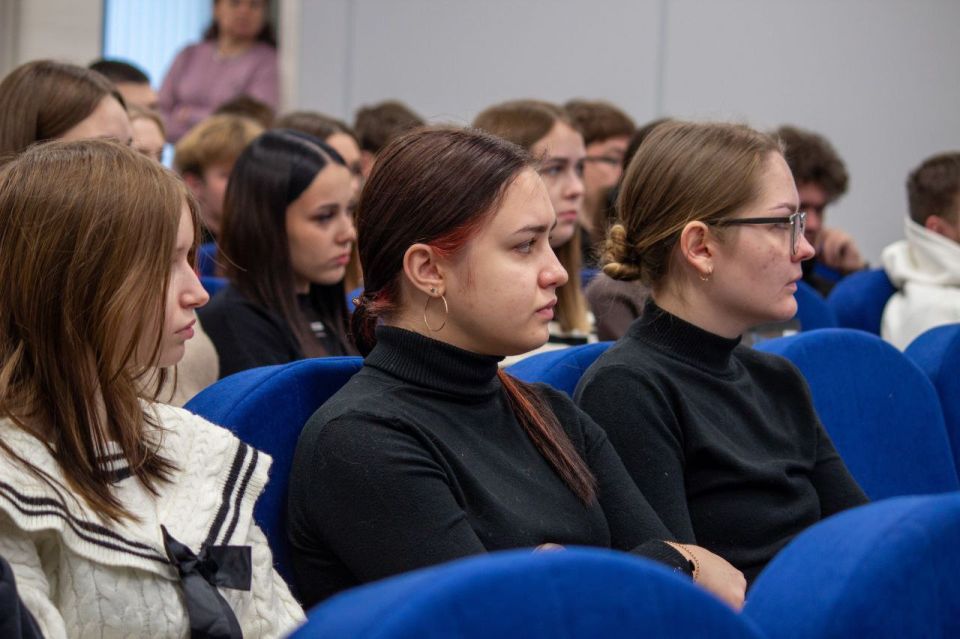 Встреча молодёжи Далевского вуза с Министром молодёжной политики ЛНР Встреча молодёжи Далевского вуза с Министром молодёжной политики ЛНР