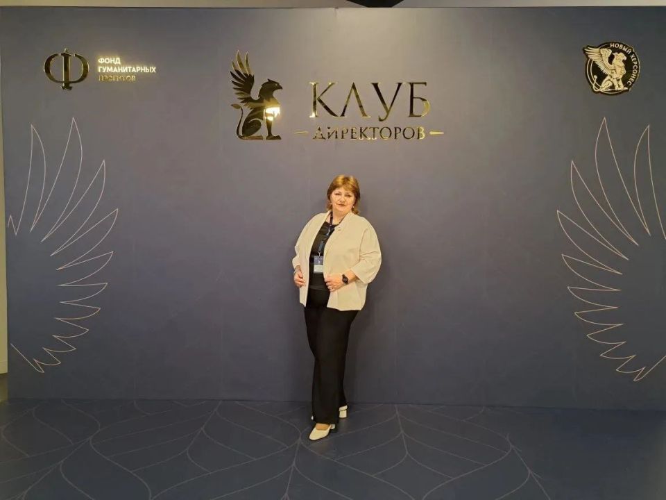 Директор Брянковской гимназии Елена Ужикова стала участником флагманского проекта "Клуб директоров", который создан по поручению Президента Российской Федерации В. В. Путина Директор Брянковской гимназии Елена Ужикова стала участником флагманского проекта "Клуб директоров", который создан по поручению Президента Российской Федерации В. В. Путина