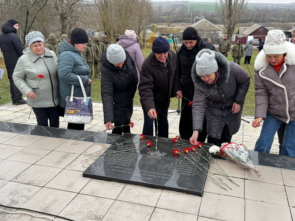 Память, которую храним: в Меловском МО отметили День Неизвестного Солдата Память, которую храним: в Меловском МО отметили День Неизвестного Солдата