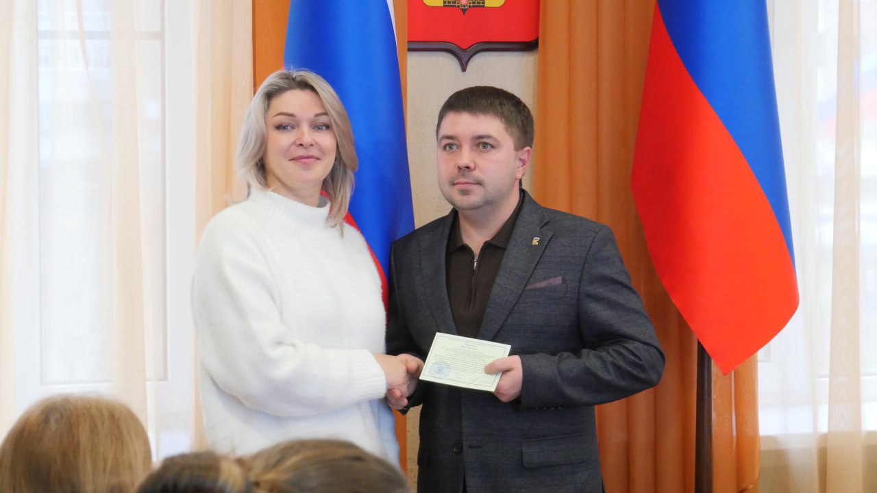 Сегодня в Администрации города вручили удостоверения Семейных кураторов Сегодня в Администрации города вручили удостоверения Семейных кураторов