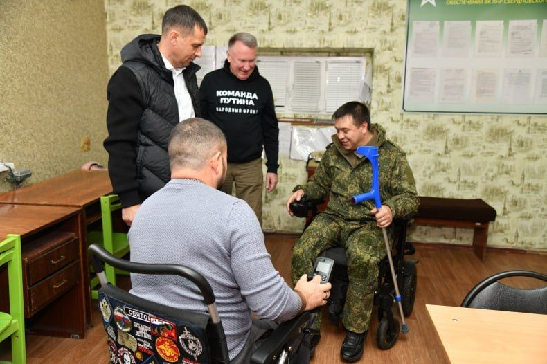 В Свердловском муниципалитете военнослужащему СВО с ограниченными возможностями вручили инвалидную коляску с электроприводом В Свердловском муниципалитете военнослужащему СВО с ограниченными возможностями вручили инвалидную коляску с электроприводом