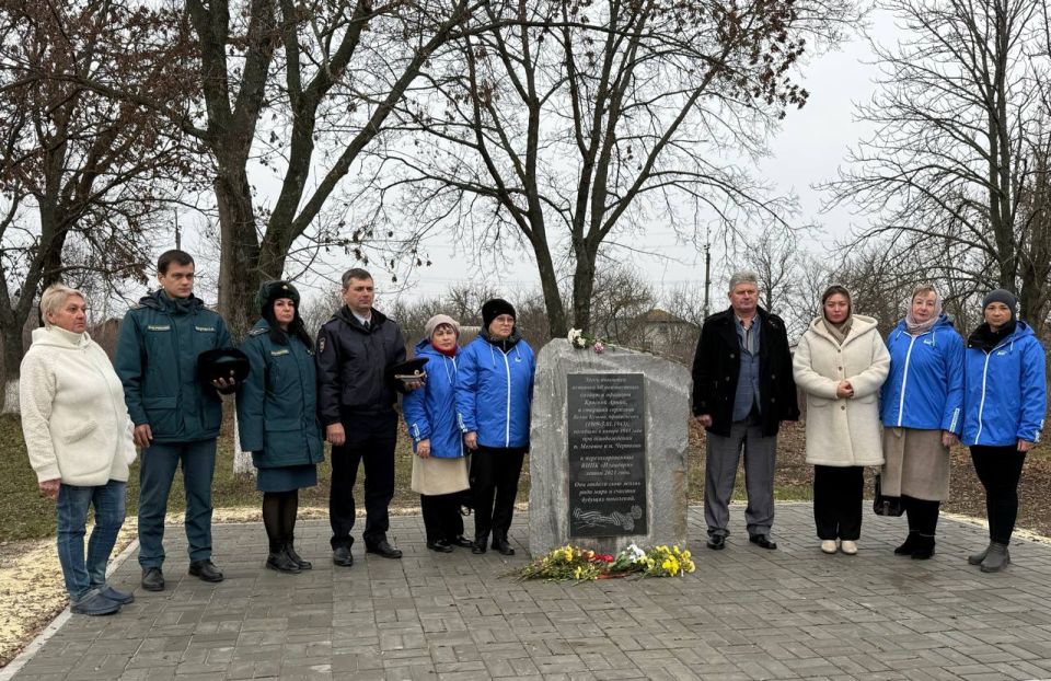 В День Неизвестного Солдата у памятного знака погибшим воинам Великой Отечественной войны прошла церемония возложения цветов в память о безымянных героях