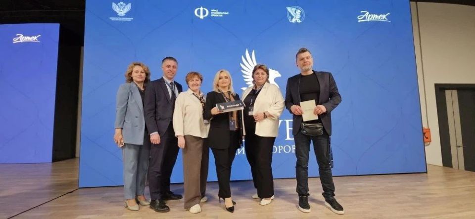 Директор Брянковской гимназии Елена Ужикова стала участником флагманского проекта "Клуб директоров", который создан по поручению Президента Российской Федерации В. В. Путина Директор Брянковской гимназии Елена Ужикова стала участником флагманского проекта "Клуб директоров", который создан по поручению Президента Российской Федерации В. В. Путина