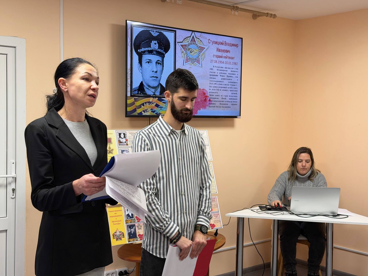 В День Неизвестного Солдата в читальном зале Централизованной библиотечной системы города Первомайска прошел патриотический урок «Не гаснет памяти свеча» В День Неизвестного Солдата в читальном зале Централизованной библиотечной системы города Первомайска прошел патриотический урок «Не гаснет памяти свеча»