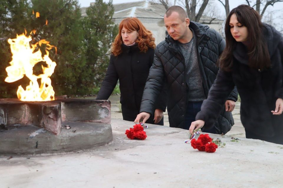 В Северодонецке единороссы почтили подвиг Неизвестного солдата В Северодонецке единороссы почтили подвиг Неизвестного солдата