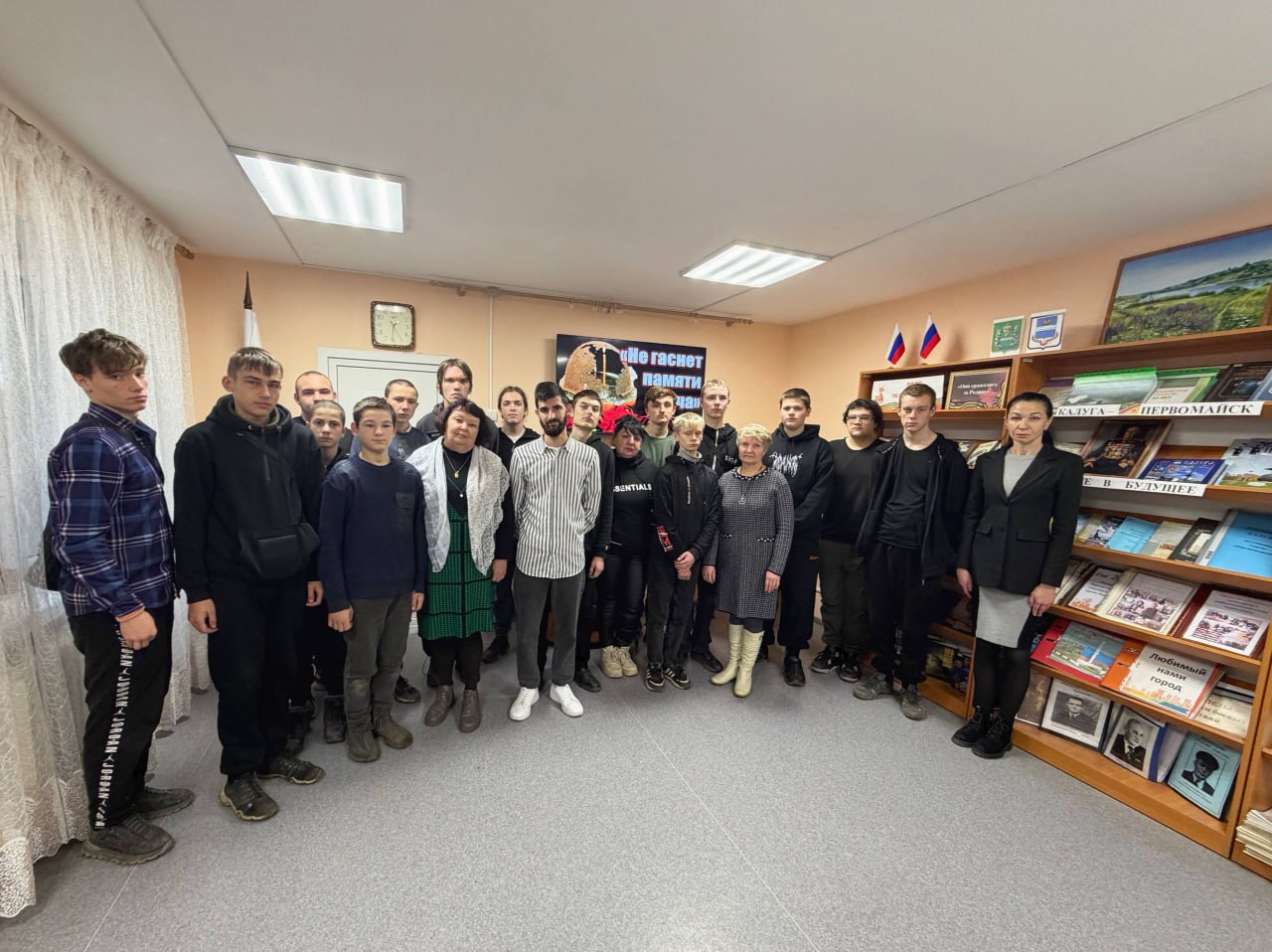 В День Неизвестного Солдата в читальном зале Централизованной библиотечной системы города Первомайска прошел патриотический урок «Не гаснет памяти свеча» В День Неизвестного Солдата в читальном зале Централизованной библиотечной системы города Первомайска прошел патриотический урок «Не гаснет памяти свеча»