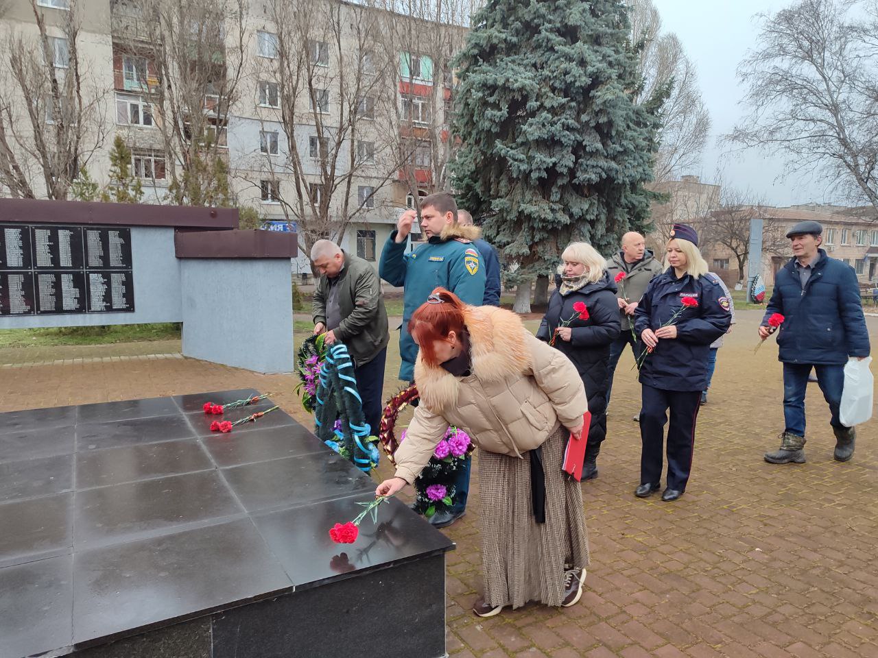 3 декабря, в День Неизвестного Солдата, Глава Кременского МО Вячеслав Третьяков совместно с представителями администрации, сотрудниками государственных учреждений и местными жителями возложили цветы к памятнику... 3 декабря, в День Неизвестного Солдата, Глава Кременского МО Вячеслав Третьяков совместно с представителями администрации, сотрудниками государственных учреждений и местными жителями возложили цветы к памятнику...