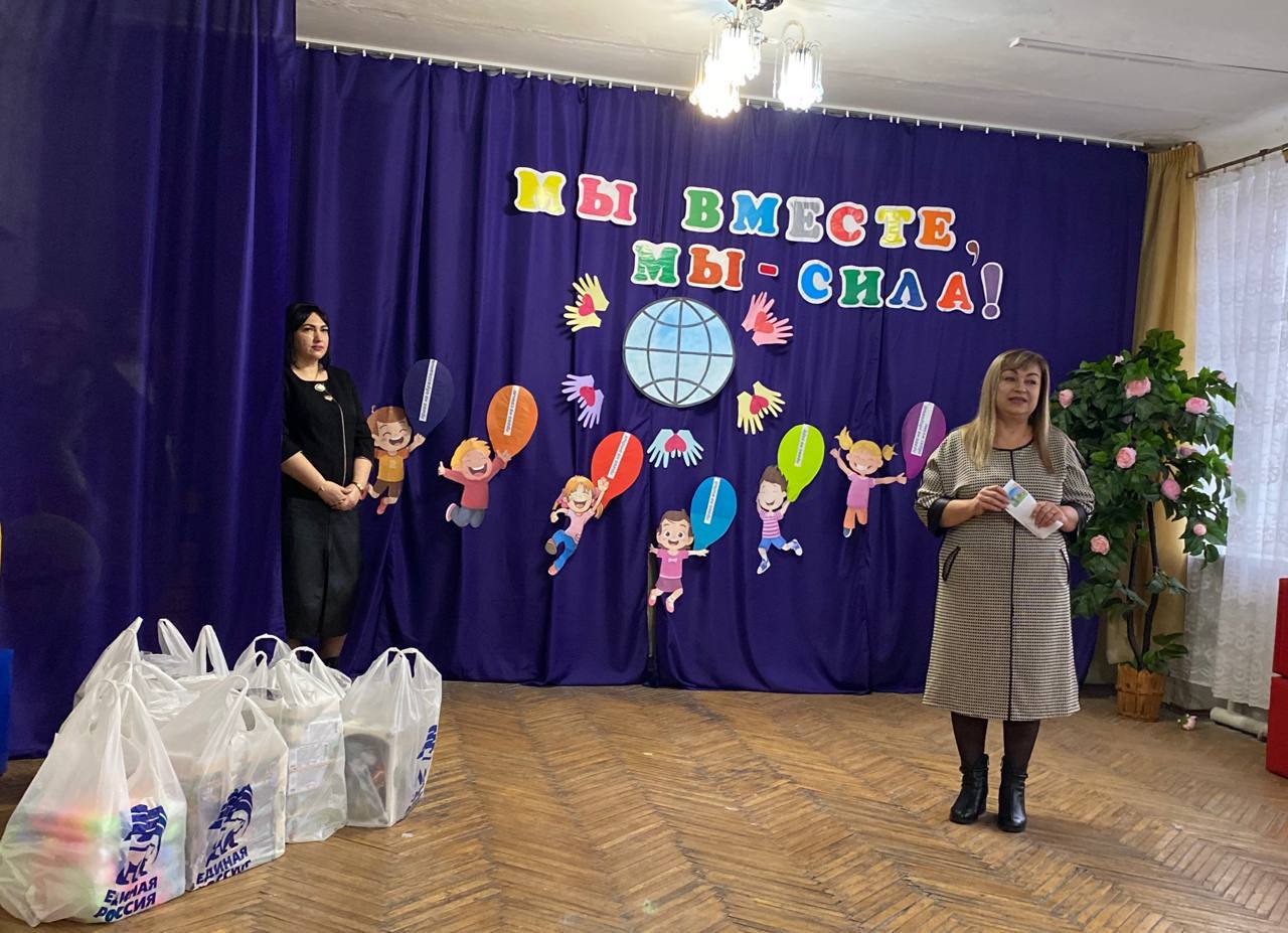 Праздник «Мы вместе, мы — сила» в Антрацитовском центре социального обслуживания населения Праздник «Мы вместе, мы — сила» в Антрацитовском центре социального обслуживания населения