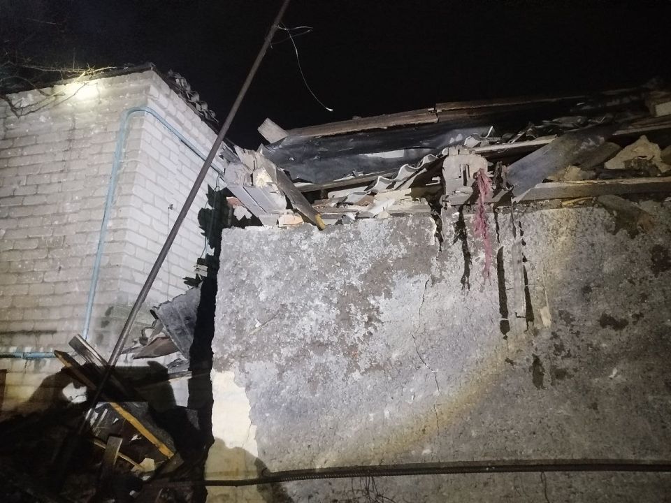 Вражеский БПЛА упал во двор частного дома в пгт Вражеский БПЛА упал во двор частного дома в пгт