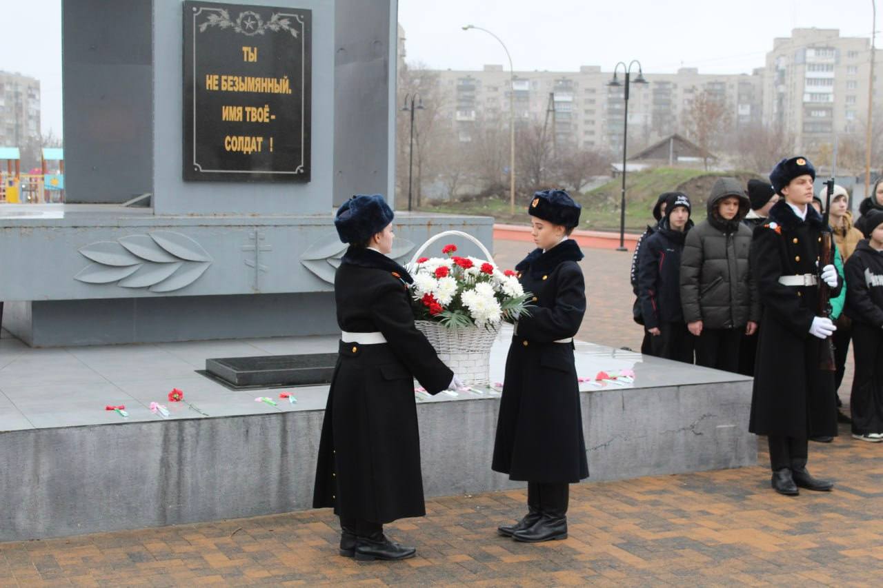 Сергей Козенко: Ежегодно 3 декабря, склоняя головы, мы чтим бессмертный подвиг тех, чьи имена навечно укрыты покровом неизвестности, но чья жертва вписана золотыми буквами в героическую летопись нашей Родины Сергей Козенко: Ежегодно 3 декабря, склоняя головы, мы чтим бессмертный подвиг тех, чьи имена навечно укрыты покровом неизвестности, но чья жертва вписана золотыми буквами в героическую летопись нашей Родины