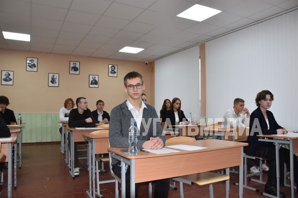 Ученики 11 класса средней школы № 1 им. А. М. Горького города Краснодона приняли участие в написании итогового сочинения Ученики 11 класса средней школы № 1 им. А. М. Горького города Краснодона приняли участие в написании итогового сочинения