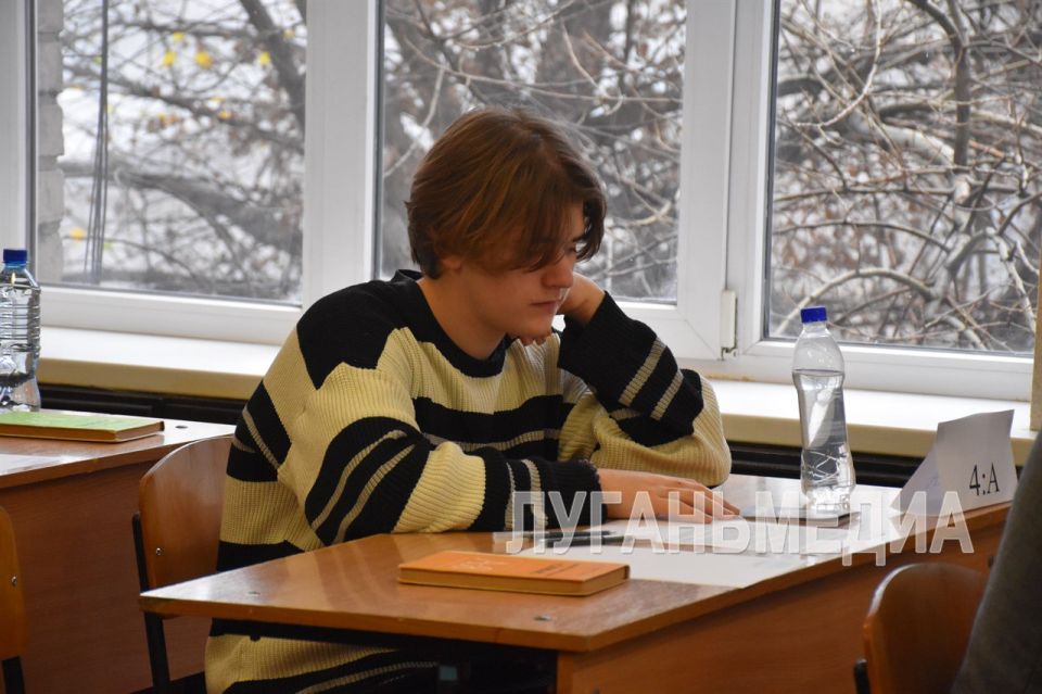 В Алчевской физико-математической школе № 22 проводится итоговое сочинение В Алчевской физико-математической школе № 22 проводится итоговое сочинение