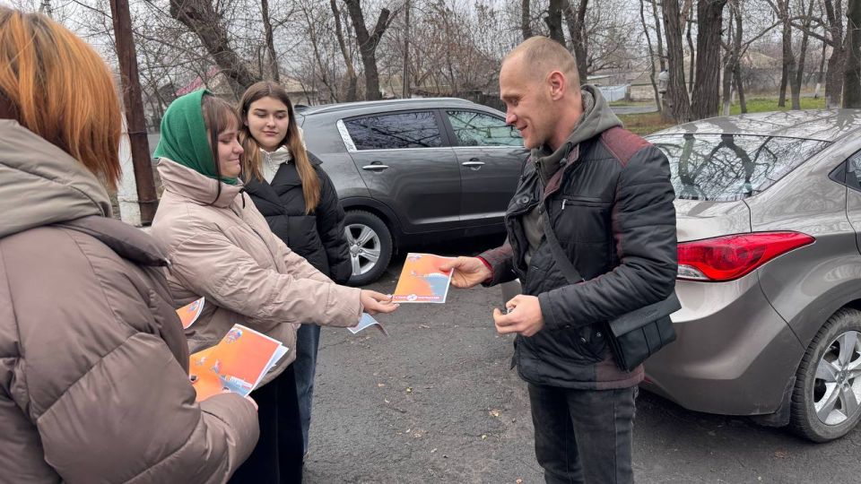 Сегодня в пгт Дзержинский состоялась социальная акция «Стоп наркотик», организованная отделом жизнеобеспечения пгт Дзержинский совместно со студентами-практикантами при участии сотрудников ОМВД России «Ровеньковский» Сегодня в пгт Дзержинский состоялась социальная акция «Стоп наркотик», организованная отделом жизнеобеспечения пгт Дзержинский совместно со студентами-практикантами при участии сотрудников ОМВД России «Ровеньковский»