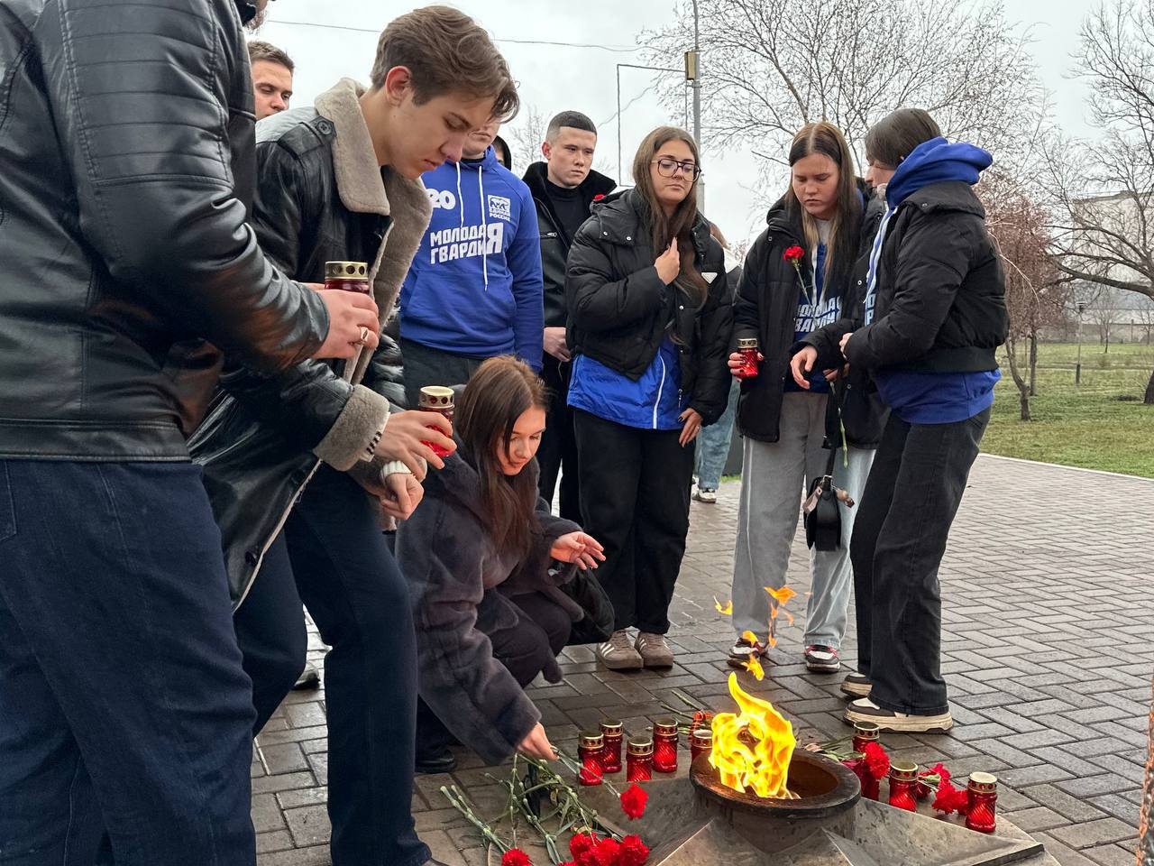 В сердце Алчевска, в уютном сквере, носящем гордое имя "Доблести и Славы", возвышается монумент, ставший символом непоколебимой стойкости и безмерной жертвы – Памятник Неизвестному Солдату В сердце Алчевска, в уютном сквере, носящем гордое имя "Доблести и Славы", возвышается монумент, ставший символом непоколебимой стойкости и безмерной жертвы – Памятник Неизвестному Солдату