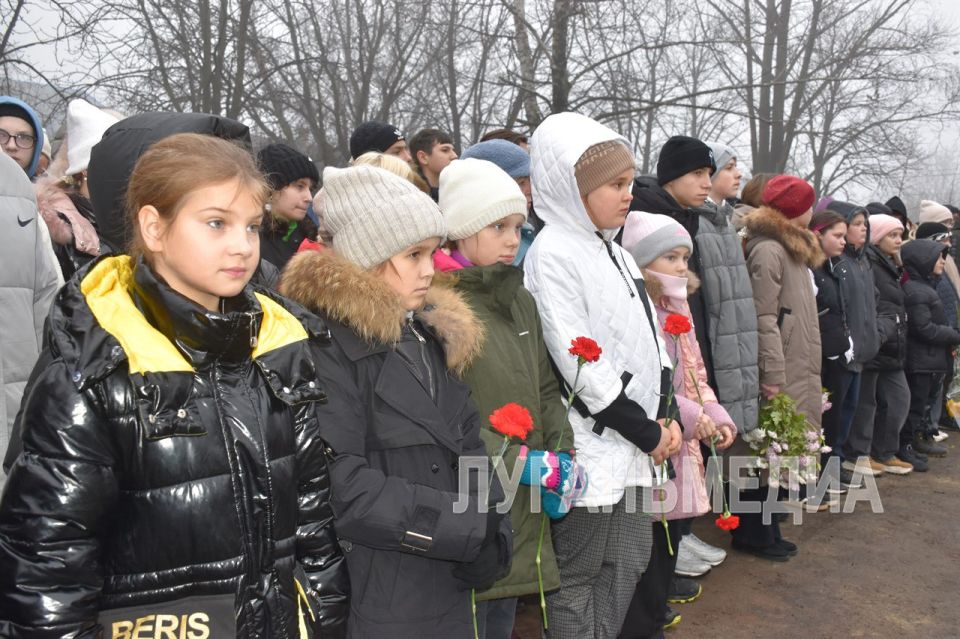 В Алмазной открыли обновленный мемориал советским воинам В Алмазной открыли обновленный мемориал советским воинам