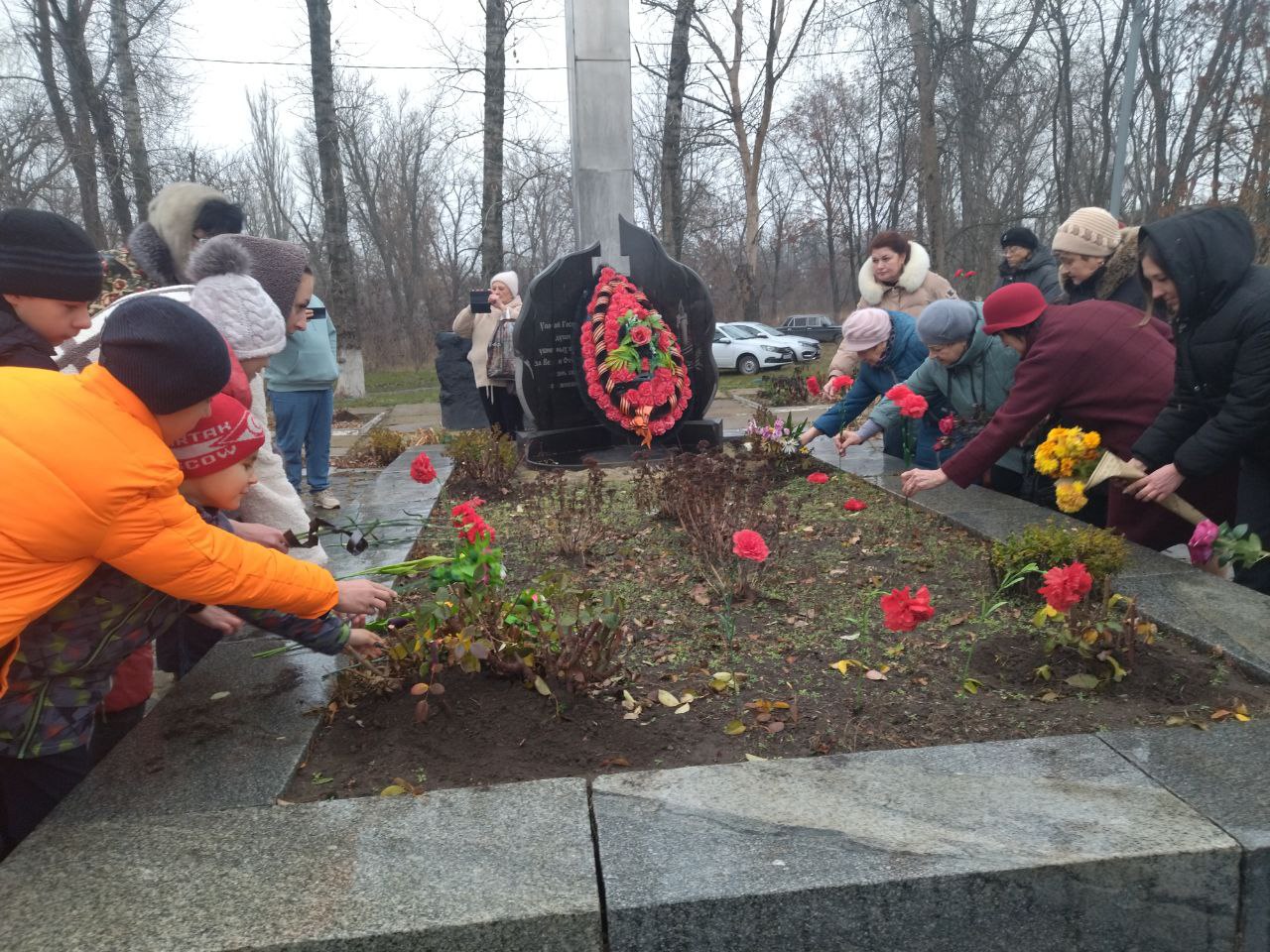 В парке имени Валентины Терешковой города Суходольска состоялось памятное мероприятие, посвящённое Дню Неизвестного Солдата В парке имени Валентины Терешковой города Суходольска состоялось памятное мероприятие, посвящённое Дню Неизвестного Солдата