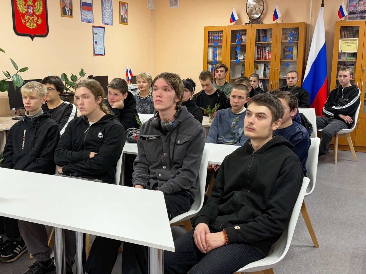 В День Неизвестного Солдата в читальном зале Централизованной библиотечной системы города Первомайска прошел патриотический урок «Не гаснет памяти свеча» В День Неизвестного Солдата в читальном зале Централизованной библиотечной системы города Первомайска прошел патриотический урок «Не гаснет памяти свеча»