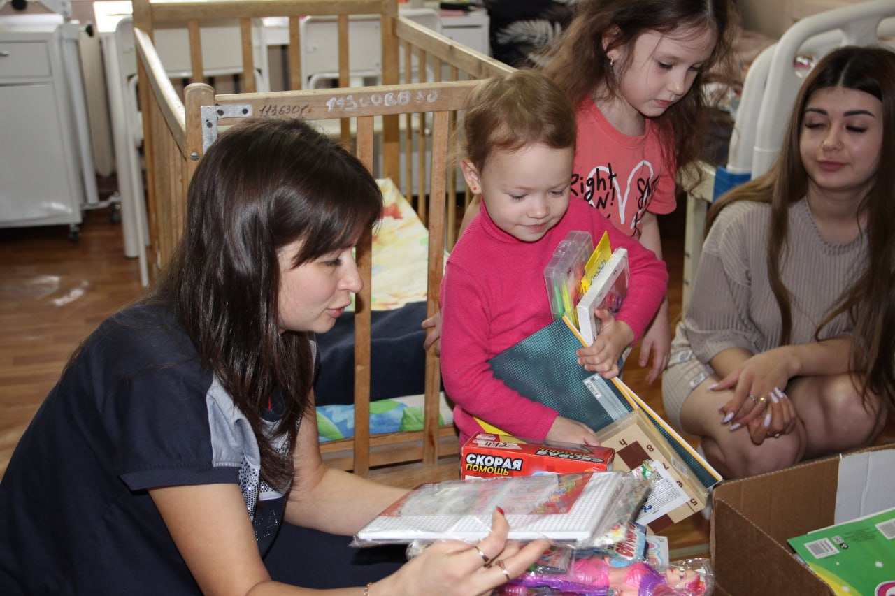 Активисты «Единой России» в рамках акции сторонников «Коробка храбрости» передали призы за смелость в Луганскую городскую детскую больницу №1 и в детское учреждение санаторного типа «Незабудка» Активисты «Единой России» в рамках акции сторонников «Коробка храбрости» передали призы за смелость в Луганскую городскую детскую больницу №1 и в детское учреждение санаторного типа «Незабудка»