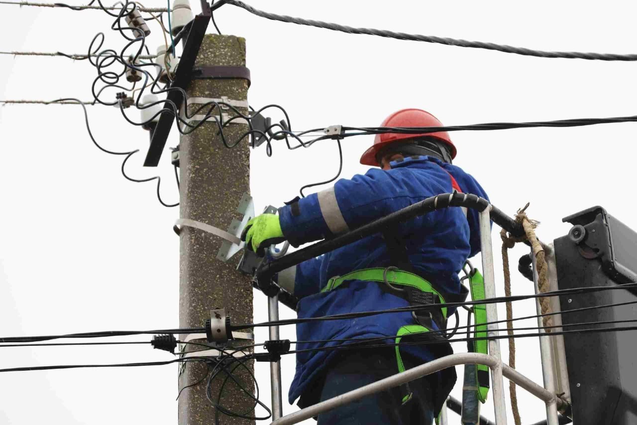 Энергетики ЛНР восстанавливают электроснабжение