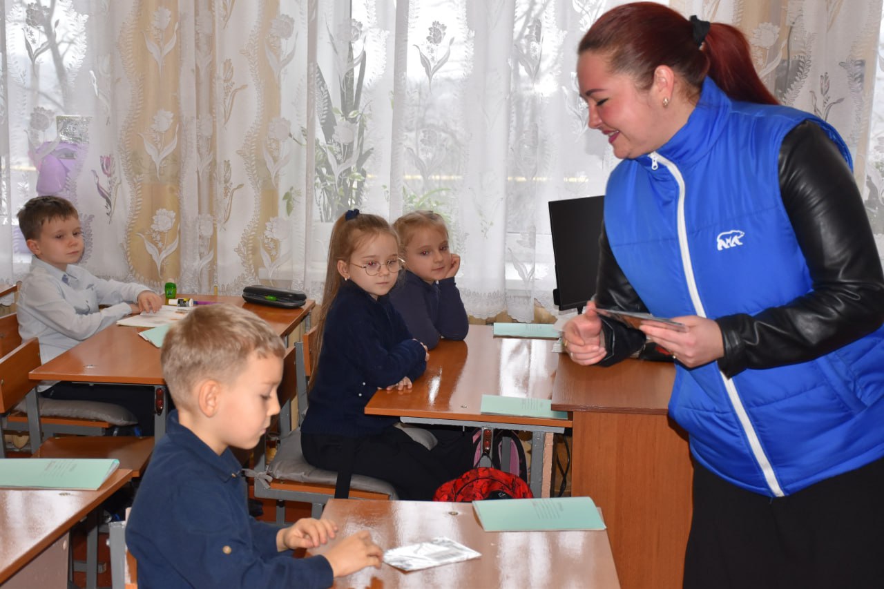 Около 100 светоотражающих наклеек вручили всем первоклассникам Первомайского городского округа Около 100 светоотражающих наклеек вручили всем первоклассникам Первомайского городского округа