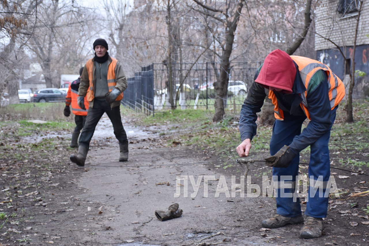 Сотрудники «Луганскводы» устранили забой канализации в коллекторе многоквартирного дома в Луганске Сотрудники «Луганскводы» устранили забой канализации в коллекторе многоквартирного дома в Луганске