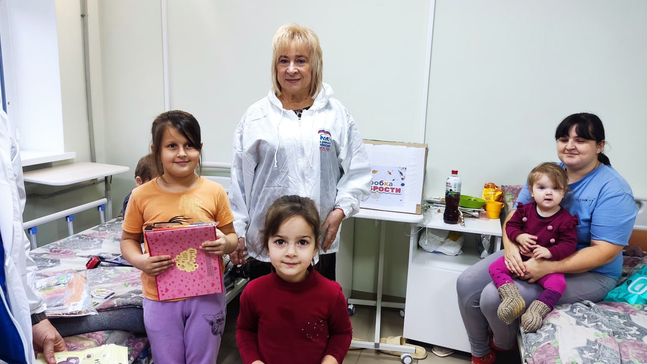 «Коробка храбрости» порадовала пациентов педиатрического отделения Станично-Луганской больницы