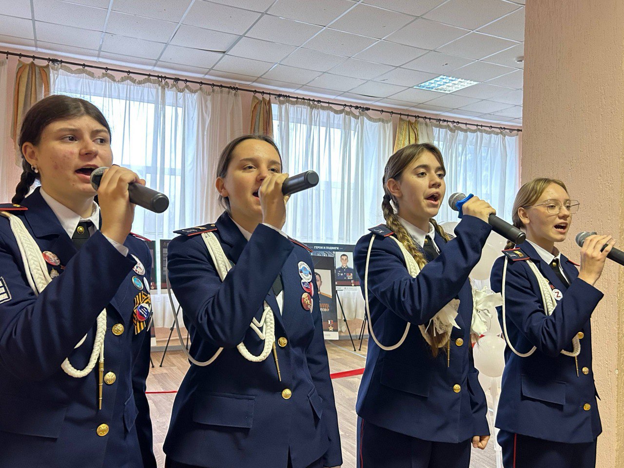 В луганском лицее торжественно открыли выставку «Герои и подвиги: наши земляки — Герои России» В луганском лицее торжественно открыли выставку «Герои и подвиги: наши земляки — Герои России»