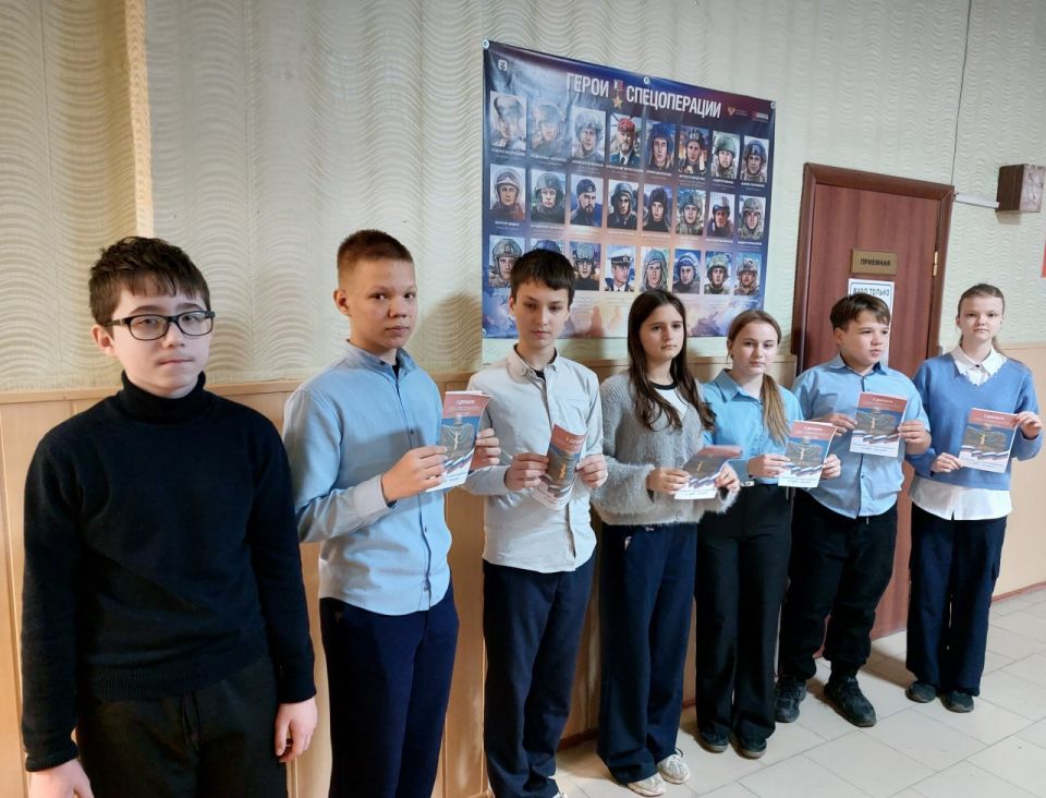 Работники Славяносербской центральной детской библиотеки провели с учащимися 7го А класса патриотический час, посвященный Дню Неизвестного солдата Работники Славяносербской центральной детской библиотеки провели с учащимися 7го А класса патриотический час, посвященный Дню Неизвестного солдата