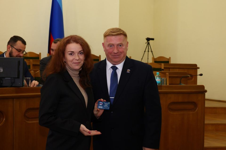 В Луганске вручили партийные билеты новым членам «Единой России» В Луганске вручили партийные билеты новым членам «Единой России»