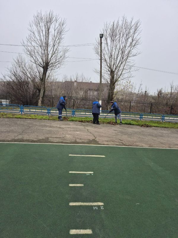 "Авангард" готовится к зиме: на стадионе идет работа по уборке листвы!