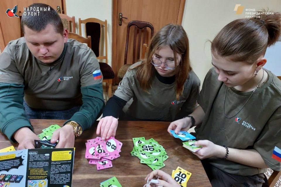 Интеллектуальный отдых. Прошло регулярное командообразование в штабе Молодёжки НФ, мы собрались за карточной игрой "Блиц" Интеллектуальный отдых. Прошло регулярное командообразование в штабе Молодёжки НФ, мы собрались за карточной игрой "Блиц"