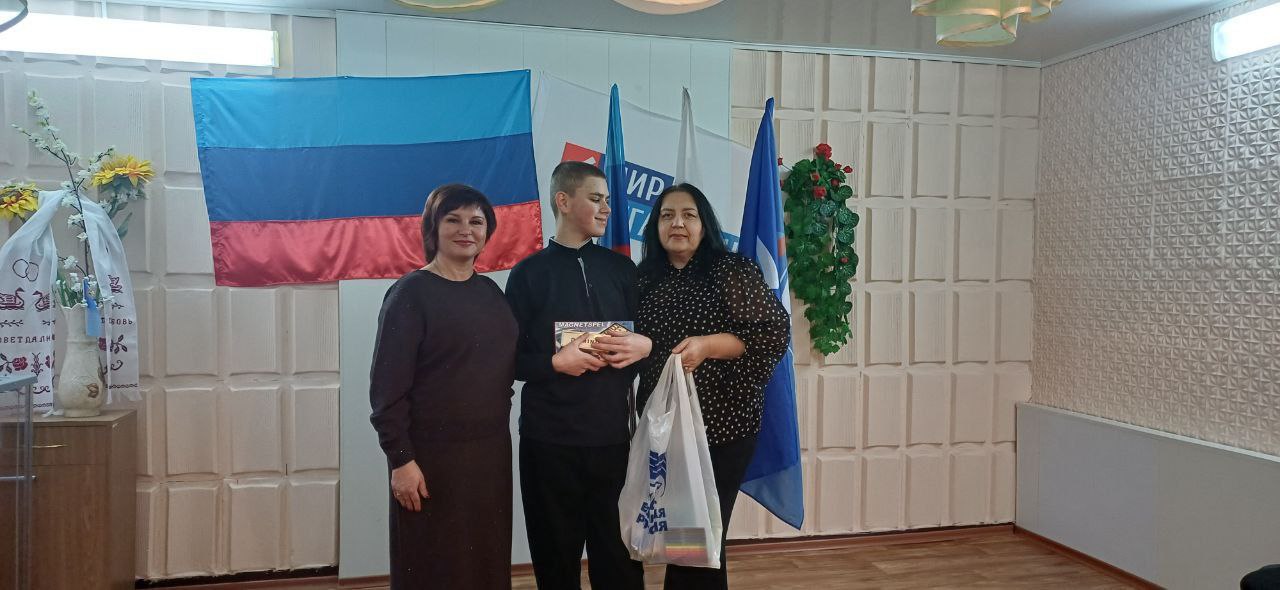 Антрацитовские единороссы подарили радость детям в рамках акции «Коробка храбрости» Антрацитовские единороссы подарили радость детям в рамках акции «Коробка храбрости»