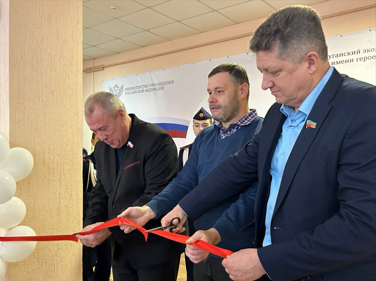 В луганском лицее торжественно открыли выставку «Герои и подвиги: наши земляки — Герои России» В луганском лицее торжественно открыли выставку «Герои и подвиги: наши земляки — Герои России»