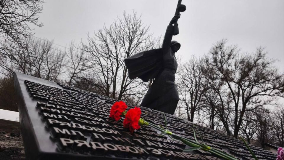 Торжественная церемония открытия обновленного мемориала на Братской могиле красноармейцев, погибших при защите города, состоялась в Алмазной, на гранитной плите к ранее высеченным именам 12 солдат добавились имена еще 28... Торжественная церемония открытия обновленного мемориала на Братской могиле красноармейцев, погибших при защите города, состоялась в Алмазной, на гранитной плите к ранее высеченным именам 12 солдат добавились имена еще 28...