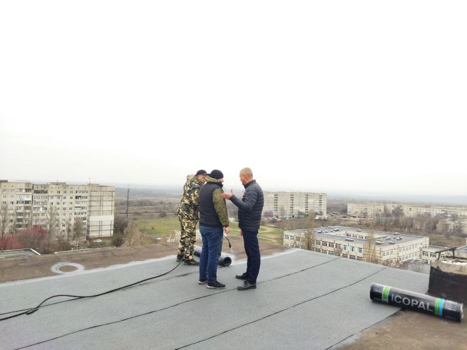 Капитальный ремонт кровель в Ровеньках продолжается Капитальный ремонт кровель в Ровеньках продолжается
