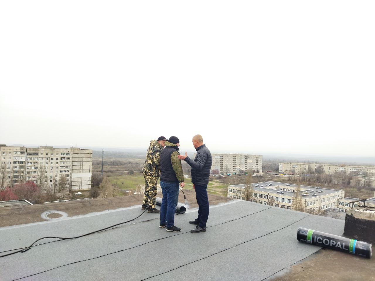 Капитальный ремонт кровель в Ровеньках продолжается Капитальный ремонт кровель в Ровеньках продолжается