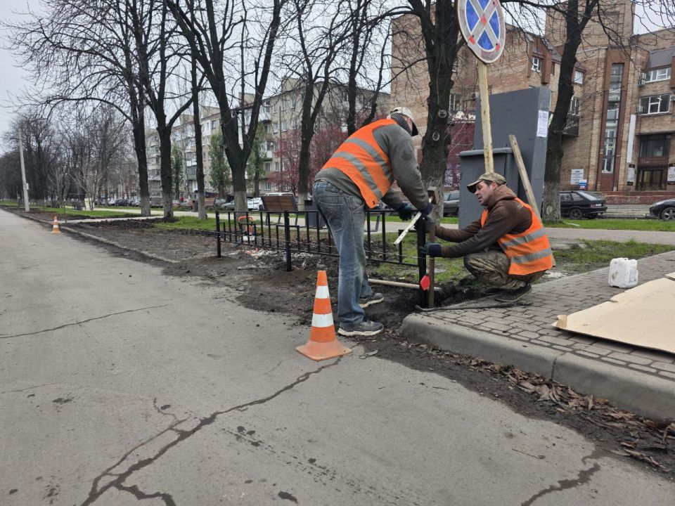 Коммунальщики в деле: Работы МУП "ЖЭК" по благоустройству Коммунальщики в деле: Работы МУП "ЖЭК" по благоустройству