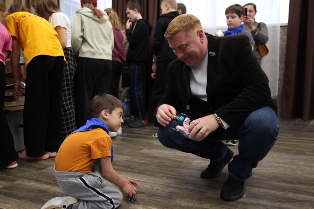 Активисты «Единой России» в рамках акции сторонников «Коробка храбрости» передали призы за смелость в Луганскую городскую детскую больницу №1 и в детское учреждение санаторного типа «Незабудка» Активисты «Единой России» в рамках акции сторонников «Коробка храбрости» передали призы за смелость в Луганскую городскую детскую больницу №1 и в детское учреждение санаторного типа «Незабудка»