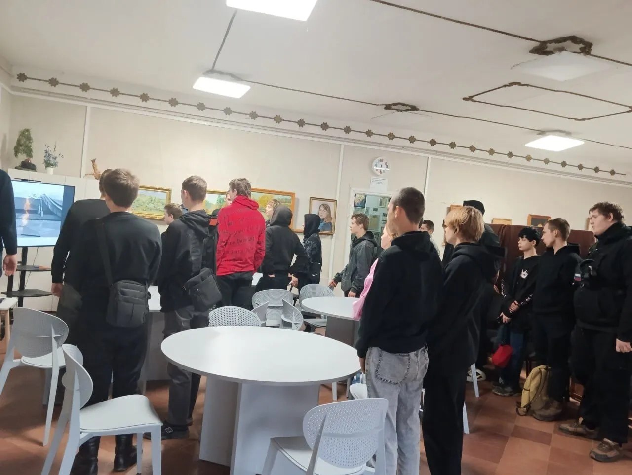 В Кировском историко-художественном музее состоялось мероприятие «Мы помним тебя, Неизвестный солдат», посвящённое Дню Неизвестного солдата, для студентов Кировского транспортного техникума В Кировском историко-художественном музее состоялось мероприятие «Мы помним тебя, Неизвестный солдат», посвящённое Дню Неизвестного солдата, для студентов Кировского транспортного техникума